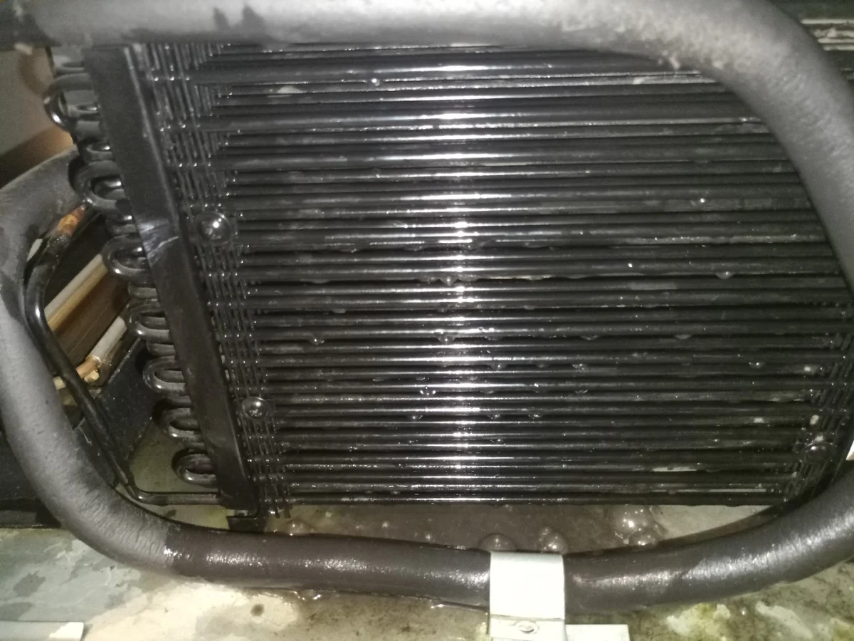 Dàn nóng máy lạnh sau khi được xịt rửa sạch sẽ giải nhiệt tốt giúp hạ dòng điện tải