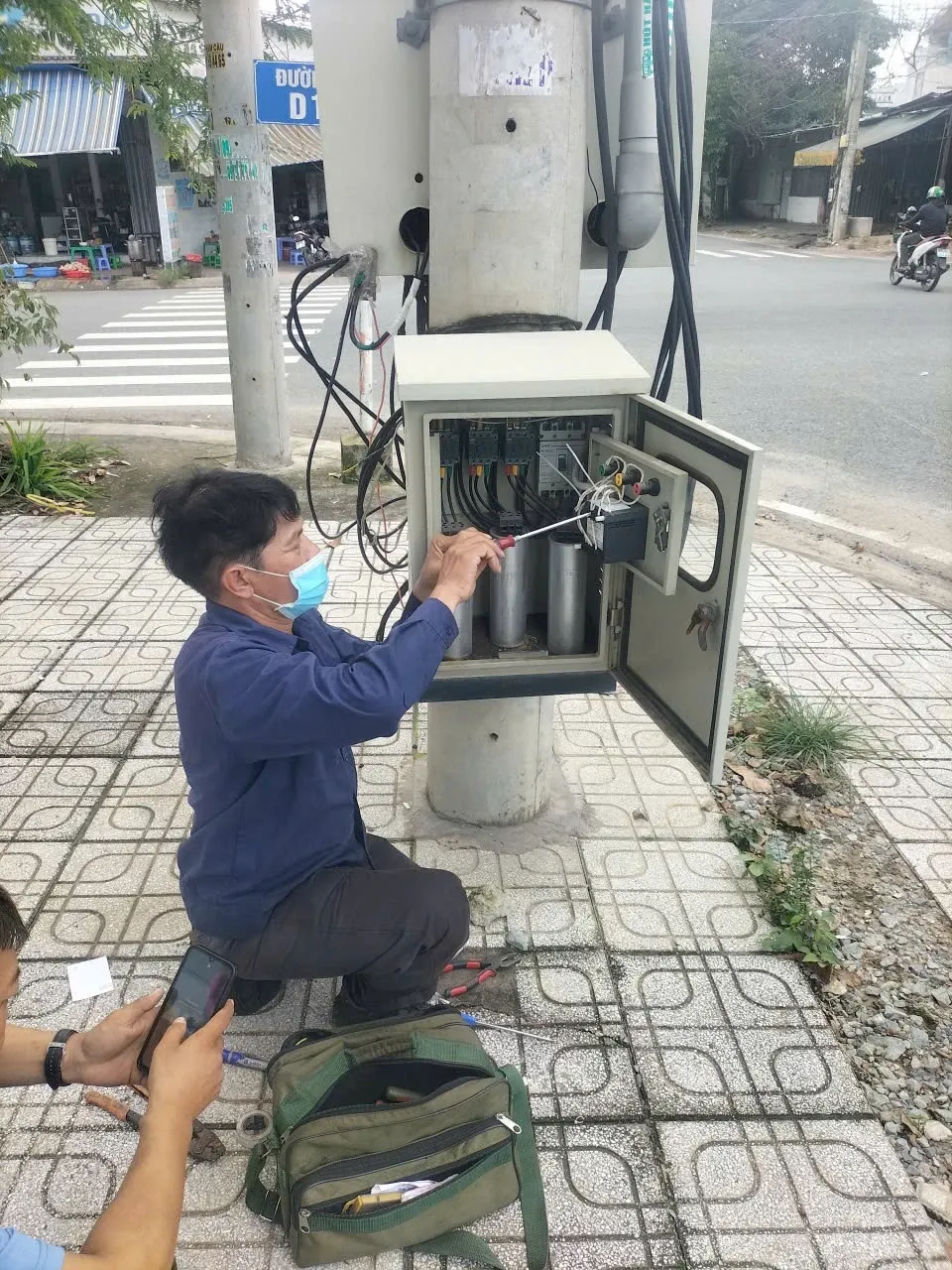Kiểm tra tủ tụ bù đặt trên cột điện