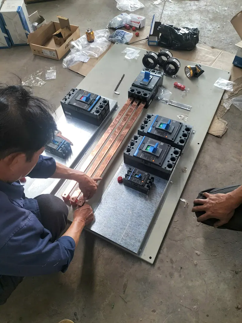 Kỹ thuật viên lắp ráp thanh cái đồng tủ điện 3 pha nhà xưởng