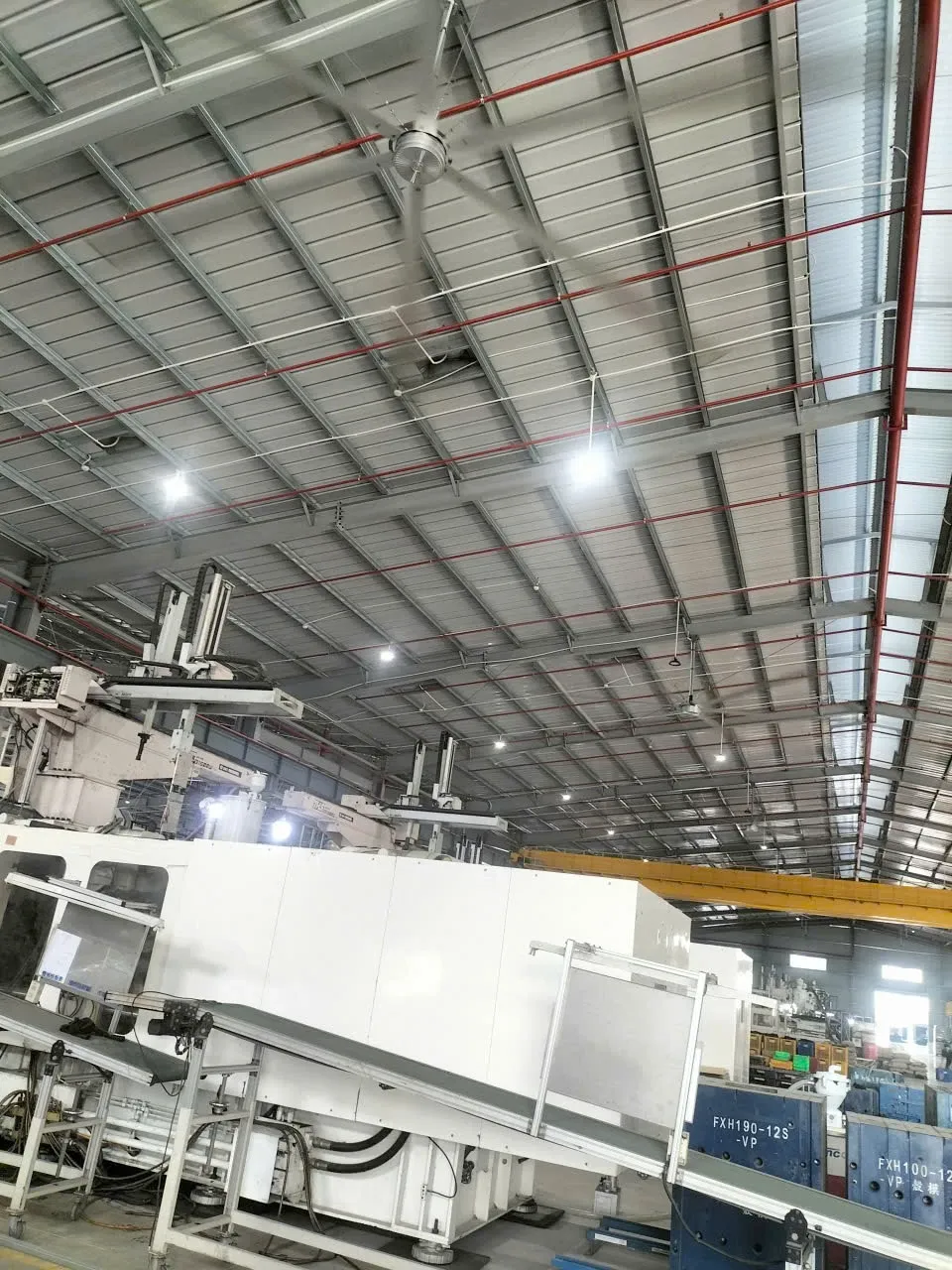 Nhà xưởng ép nhựa với máy ép và robot gắp